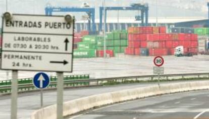 Contenedores apilados en el puerto de Bilbao. EFE/Archivo