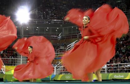 As italianas Martina Centofanti, Sofia Lodi, Alessia Maurell, Marta Pagnini e Camila Patriarca deram show com seus vaporosos vestidos vermelhos.