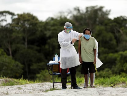 La campaña de vacunación en las comunidades indígenas de la Amazonia