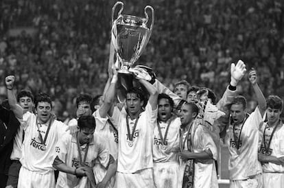 Los jugadores del Real Madrid celebran la Copa de Europa de 1998, en la que los blancos vencieron a la Juventus y alzaron en Ámsterdam su séptimo trofeo continental.