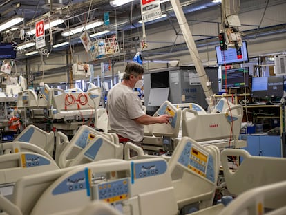 Un trabajador ensambla camas de hospital en la fábrica de Linet en Slany, República Checa, el pasado 5 de marzo.