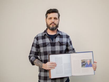 Ciro Ricardo Pires de Castro Júnior, filho do médico Ciro Ricardo, segura livro com foto do pai.