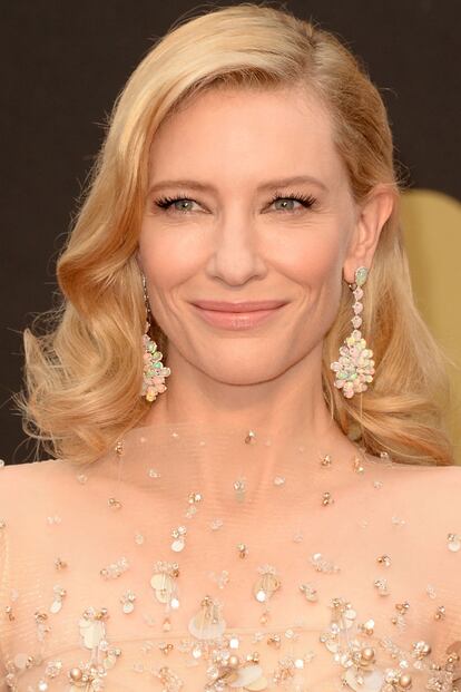 Cate Blanchett apostó por un maquillaje natural y un peinado de ondas inspirado en los años 40.