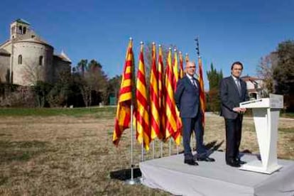 Artur Mas, candidato de CiU, ha leído esta mañana una declaración institucional como broche de cierre de campaña ante el Monasterio románico de Sant Benet, en el Bagès.