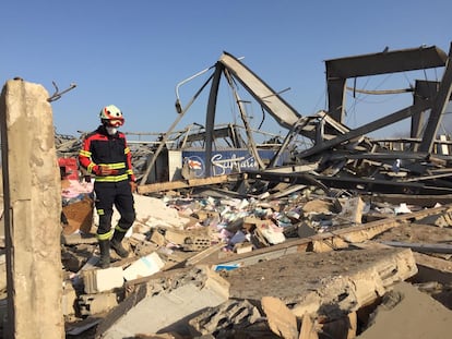 Vídeo en exclusiva: EL PAÍS acompaña a una unidad de bomberos españoles en sus labores de rescate en el puerto de Beirut