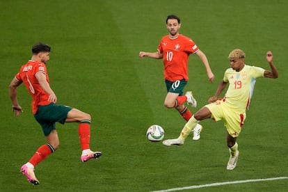 El español Lamine Yamal, a la derecha, y el portugués Ruben Dias luchan por el balón durante el partido.