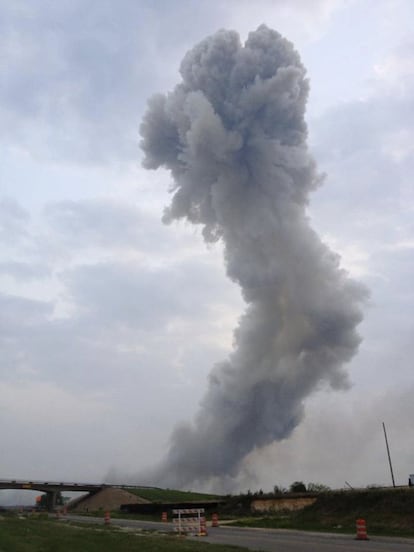 Una columna de humo se levanta por todo el norte de Waco, Tejas.