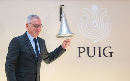 Marc Puig toca la campana en la Bolsa de Barcelona en el estreno de cotización de Puig, el 3 de mayo de 2024.