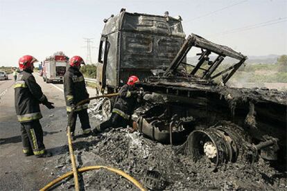 Los bomberos sofocan el fuego en un camión en la AP-7 a su paso por Vila-real.