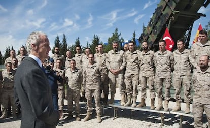 Morénes pasa revista, el sábado, a las tropas destacadas en Adana.