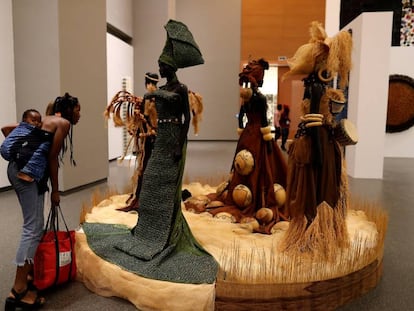 Visitantes en el nuevo Museo de las Civilizaciones Negras, en Dakar (Senegal). 