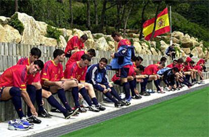 Los jugadores españoles se visten, antes de comenzar el partido de esta mañana.