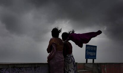 Dos mujeres esperan ser evacuadas antes de la llegada, este viernes, del ciclón Fani en Midnapore Oeste (India).