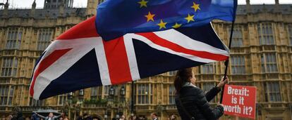 Activistas proeuropeos se manifiestan delante del Parlamento en Londres.