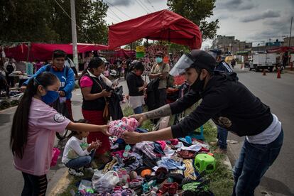 Omar Navarro vende sus pertenencias en un tianguis de Potrero del Rey.