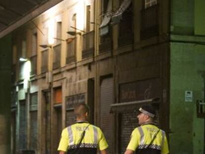 Una pareja de guardias urbanos, en una calle de Barcelona.