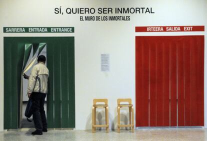 Un visitante accede a un montaje de la exposición de Esther Ferrer en Artium.