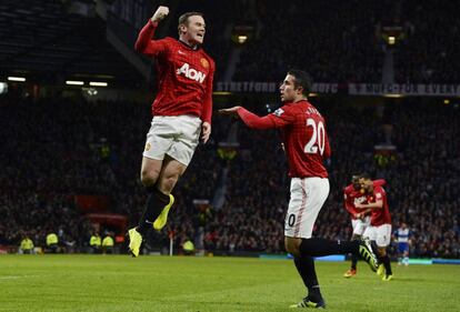 El jugador del Manchester United Wayne Rooney (izquierda) celebra, junto a su compañero de equipo Robin van Persie, el gol de la victoria ante el Reading. Los 'diablos rojos' comandan la 'Premier' con 15 puntos de ventaja sobre su perseguidor, el Manchester City.