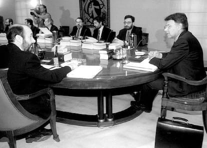 Felipe González conversa con el ministro de la Presidencia, Alfredo Pérez Rubalcaba, en un Consejo de Ministros en mayo de 1994. Al fondo, desde la izquierda, Pedro Solbes, Juan Alberto Belloch y Narcís Serra.