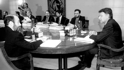 Felipe González conversa con el ministro de la Presidencia, Alfredo Pérez Rubalcaba, en un Consejo de Ministros en mayo de 1994. Al fondo, desde la izquierda, Pedro Solbes, Juan Alberto Belloch y Narcís Serra.