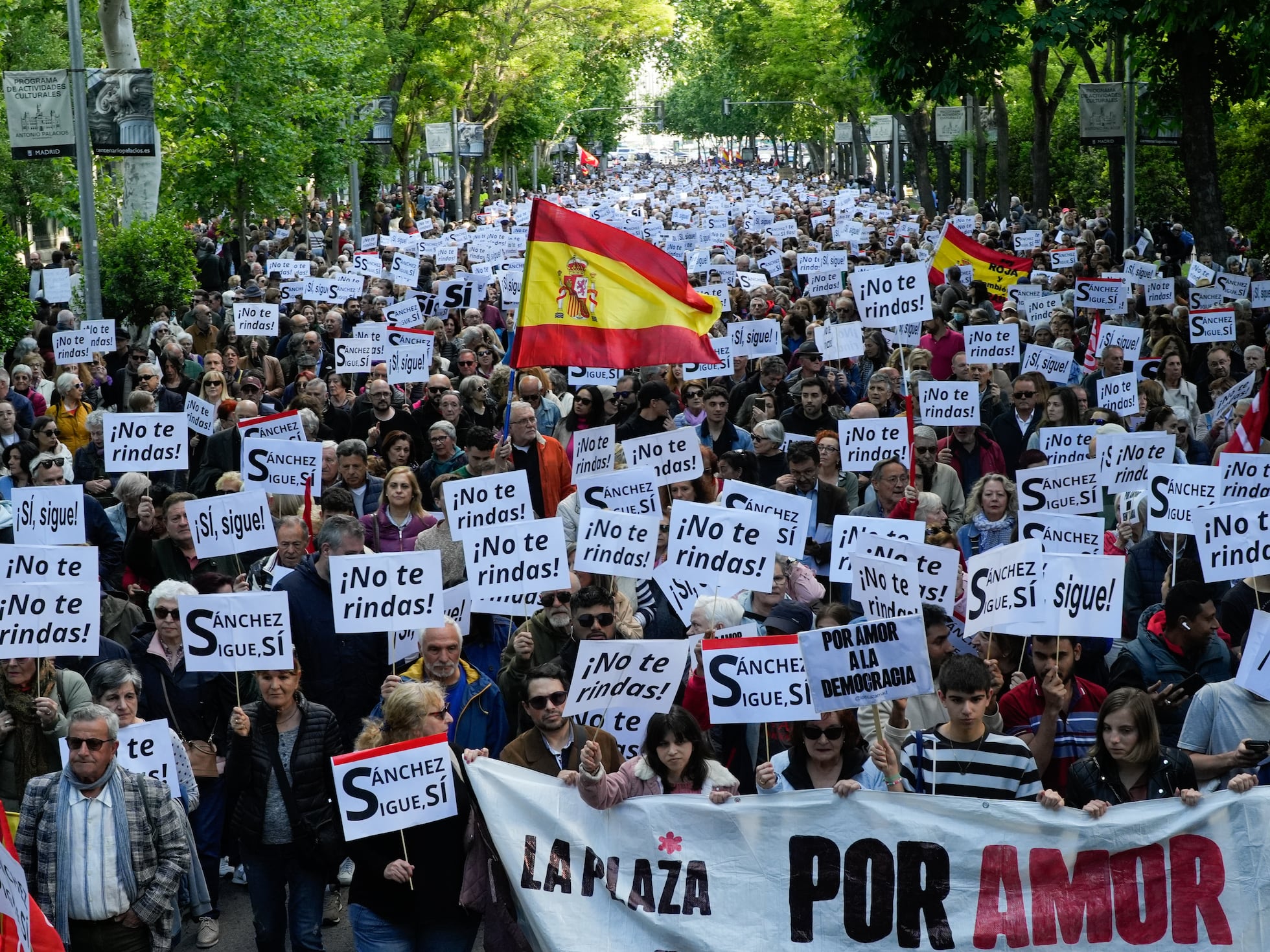 Jornada política del 28 de abril de 2024 | Varios miles de personas se manifiestan en defensa de la democracia en el centro de Madrid | España | EL PAÍS