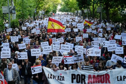 Manifestación en defensa de la democracia que recorre el centro de Madrid este domingo.