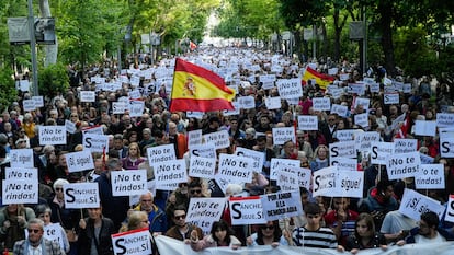 MADRID, 28/04/2024.- Un momento de la marcha con el lema "Por amor a la democracia" convocada  por el colectivo La Plaza Madrid y que ha transcurrido este domingo por el centro de Madrid. EFE/ Borja Sánchez-Trillo

