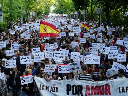 Manifestación en defensa de la democracia que recorre el centro de Madrid este domingo.