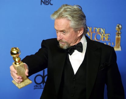 Michael Douglas muestra su Globo de Oro a mejor actor en una miniserie o película para televisión por 'Behind the candelabra', un 'biopic' sobre el pianista Liberace, que interpreta Douglas.