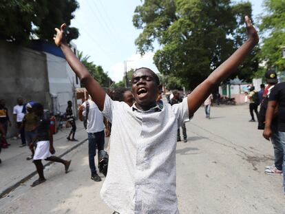Un grupo de haitianos hacen huelga para protestar contra los secuestros a medida que aumenta la presión para liberar a los misioneros.