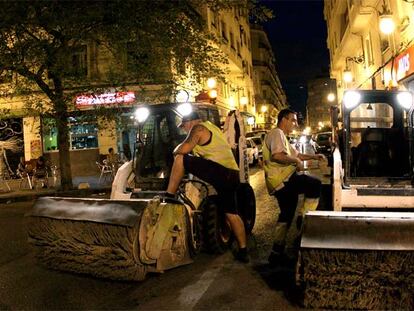 Obras de pavimentación y alfaltado en las calles de Valencia, hasta altas horas de la madrugada