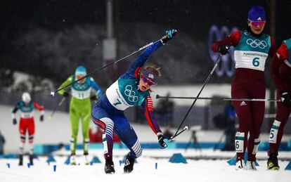 Jessica Diggins, de Estados Unidos, atraviesa la línea de meta exhausta después la carrera de esquí, el13 de febrero.