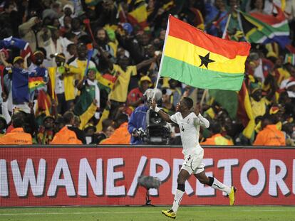 Pantsil pasea por el césped una bandera de Ghana para festejar el triunfo.