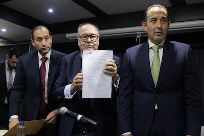 El abogado Javier Coello (centro) y Roberto Gil (derecha), en una conferencia de prensa en septiembre de este año.