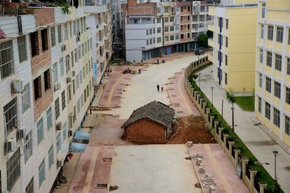 Uma casa bloqueia uma estrada de um bairro residencial em Nanning, no sul da China (abril de 2015)