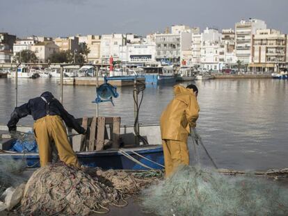 Pescadors al port de l'Ampolla, al delta de l'Ebre.