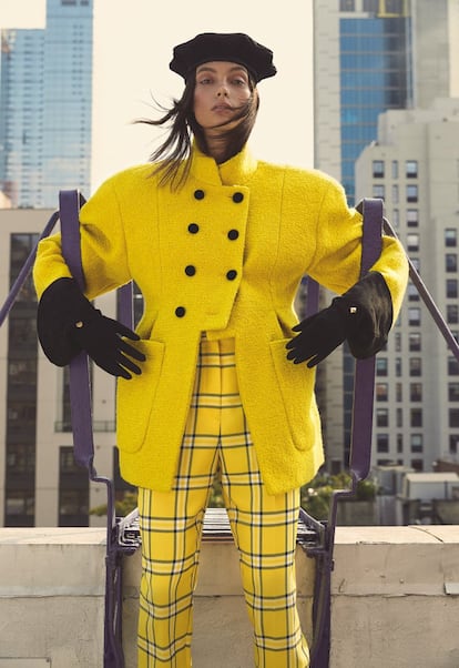 Abrigo y guantes
de MARC JACOBS
(c. p. v.), pantalón
de SARA BATTAGLIA
(625 €) y boina de
ISSEY MIYAKE (c. p. v.).