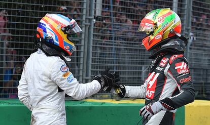 Fernando Alonso (izquierda) y Esteban Gutiérrez se saludan tras el choque.