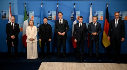Varios líderes europeos posan junto con el secretario general de la OTAN durante la cumbre de la OTAN celebrada en La Haya el pasado mes de junio