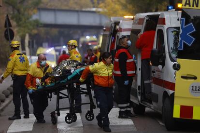 Los servicios de emergencia trasladan a una persona herida en el accidente.