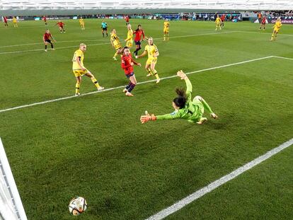 Salma Paralluelo anota el primer gol de España en la semifinal ante Suecia de este martes.