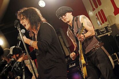 Alice Cooper, cantando, y Johnny Depp, a la guitarra, juntos sobre un escenario de Londres.