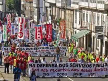 Cabecera de la manifestación, convocada por varios sindicatos y respaldada por los partidos de oposición, para reclamar la defensa de los servicios públicos, hoy en Santiago de Compostela.