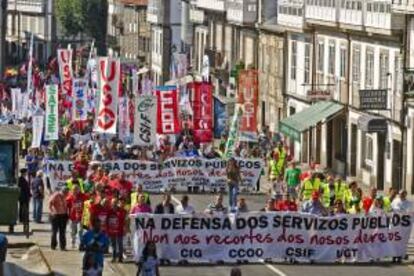 Cabecera de la manifestación, convocada por varios sindicatos y respaldada por los partidos de oposición, para reclamar la defensa de los servicios públicos, hoy en Santiago de Compostela.