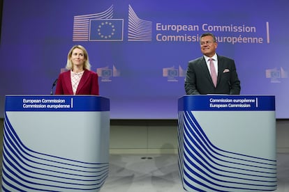 La alta representante para Asuntos Exteriores, Kaja Kallas, y el comisario de Comercio, Maros Sefcovic, este miércoles en Bruselas.