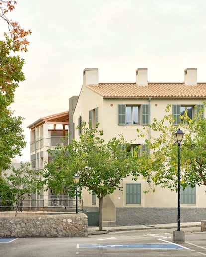 Vista general del doble edificio de 18 viviendas, con cubierta a dos aguas, en Esporles (Mallorca).