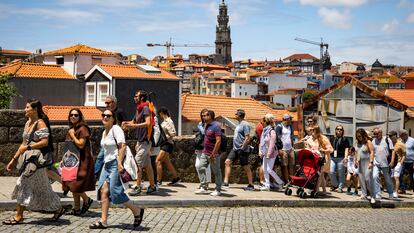 Un grupo de turistas camina por el centro de Oporto (Portugal).