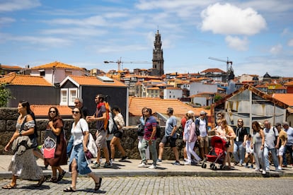 Un grupo de turistas camina por el centro de Oporto (Portugal).