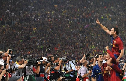 Xavi Hernández celebra la consecución de la Champions de 2009, en Roma, tras vencer por 2-0 al Manchester United.