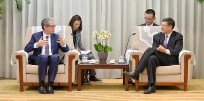 Pablo Isla, presidente de Inditex (a la izquierda), durante su reuni&oacute;n con el ministro de Protecci&oacute;n Medioambiental chino, Chen Ji Ning.